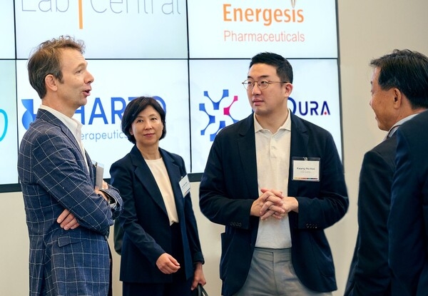 구광모 LG그룹 회장이 지난해 8월 미국 보스턴 랩센트럴에서 요하네스 프루에하우프(Johannes Fruehauf) 랩센트럴 CEO와 이야기를 나누고 있다. 사진=LG전자