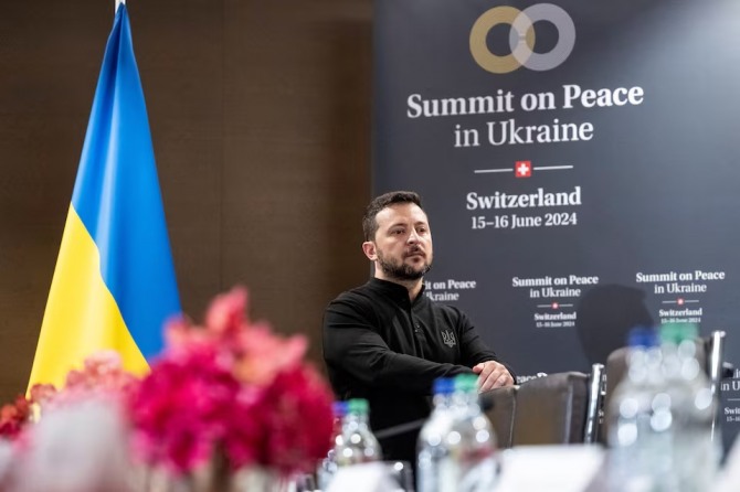 2024년 6월 15일 스위스 루체른 인근 스탠스타드에서 열린 우크라이나 평화 정상회담에서 볼로디미르 젤렌스키 우크라이나 대통령이 두 차례의 양자 회담을 지켜보고 있다. 사진=로이터