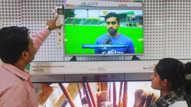 인도 델리의 한 전자제품 매장에서 직원이 고객에게 LG전자가 세계 최초로 개발한 모기 퇴치 TV를 설명하고 있다.