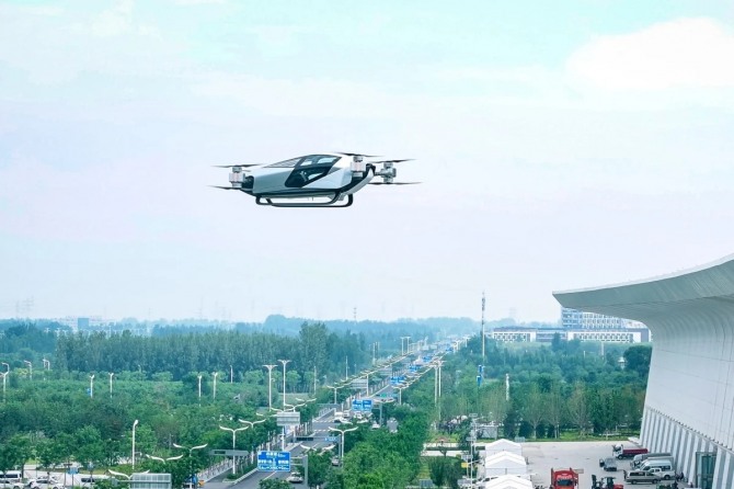 에어로HT가 개발한 상용 전기 플라잉카 ‘X2’가 지난 15일(현지시간) 중국 베이징 다싱 국제공항을 출발해 처녀비행에 나서고 있다. 사진=에어로HT