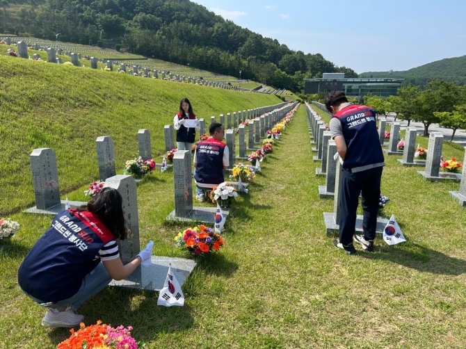 그랜드썬봉사단은 '호국보훈의 달'을 맞아 지난 15일 국립영천호국원을 찾아 자원봉사활동을 진행했다고 17일 밝혔다. 사진=그랜드썬