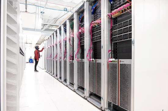 스타트업 세레브라 시스템의 새로운 인공지능(AI) 슈퍼컴퓨터 안드로메다가 2022년 10월 미국 캘리포니아주 산타클라라의 데이터 센터에서 선보이고 있다. 사진=로이터