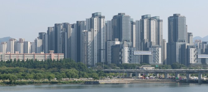 정부는 2025년까지 매입임대주택을 당초 8만 가구에서 12만 가구로 늘려서 공급할 계획이다. 사진은 서울 시내 아파트 전경. 사진=뉴시스