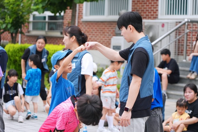 한국투자증권 임직원들이 아동종합시설에서 다양한 놀이를 활용해 봉사활동을 진행하고 있다. 사진=한국투자증권