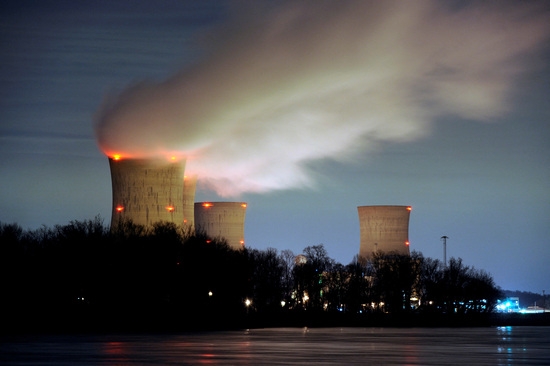1979년 미국이 가장 심각한 원자력 사고를 겪었던 스리마일 섬 원자력 발전소는 2011년 3월 15일 촬영된 이 야경에서 펜실베이니아 주 미들타운의 서스퀘하나 강 건너편에 보인다. 사진=로이터