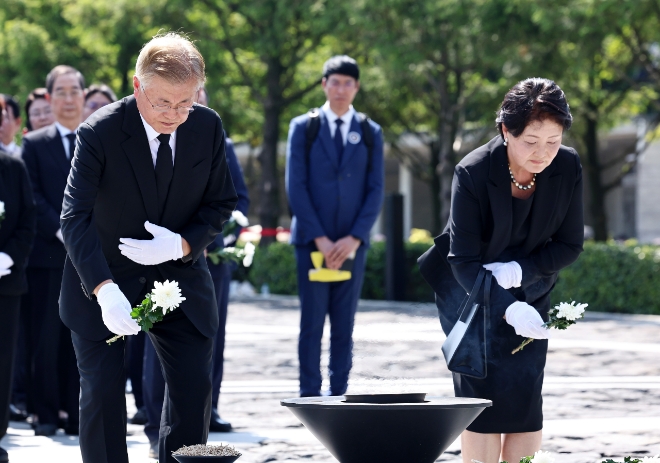 문재인 전 대통령과 김정숙 여사가 지난달 23일 경남 김해 봉하마을에서 열린 고(故) 노무현 전 대통령 15주기 추도식에서 노 전 대통령의 묘소에 헌화하며 참배하고 있다.사진=연합뉴스 