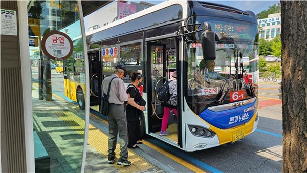 구리시는 다음달 1일부터 마을버스 요금을 인상한다.사진은 구리시 운행 버스. 사진=구리시