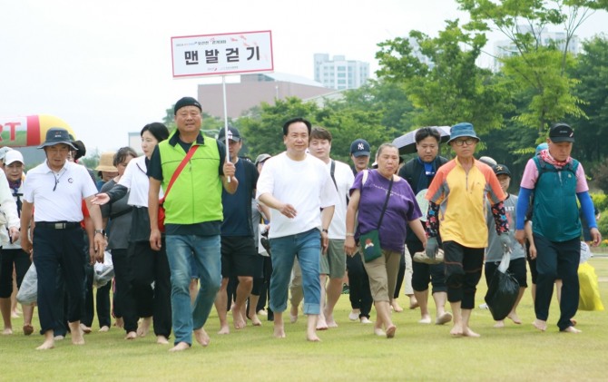 이권재 시장이 지난 15일 진행된 오산천 맨발걷기대회에 참여했다. 사진=오산시