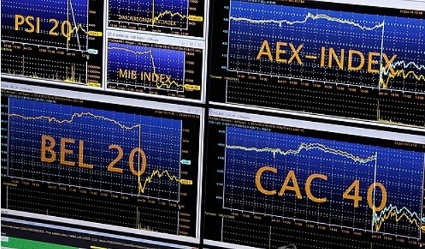 2016년 6월 24일 파리의 금융 지구인 라데팡스에 있는 유로넥스트 증권거래소(Euronext Stock Exchange)의 뉴스와 거래 환율이 화면에 표시돼 있다. 사진=AFP/연합뉴스