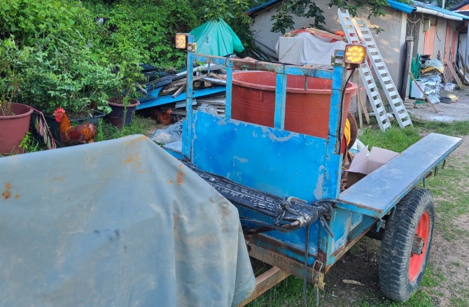 전라남도는 농업인의 생명과 재산을 보호하기 위해 경운기, 트랙터 등 농기계 등화장치와 종합보험료 등을 지원하는 등 안전사고 예방에 적극 나서고 있다고 밝혔다. / 전남도=제공