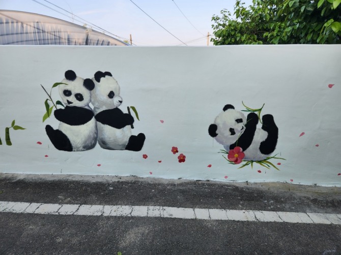 영광군에서 시행하고 있는 ‘마을만들기사업’에 선정된 홍농읍 진덕2리 하삼마을의 주민들이 마을 곳곳에 아름답게 조성된 벽화로 웃음꽃이 피었다. 사진=영광군