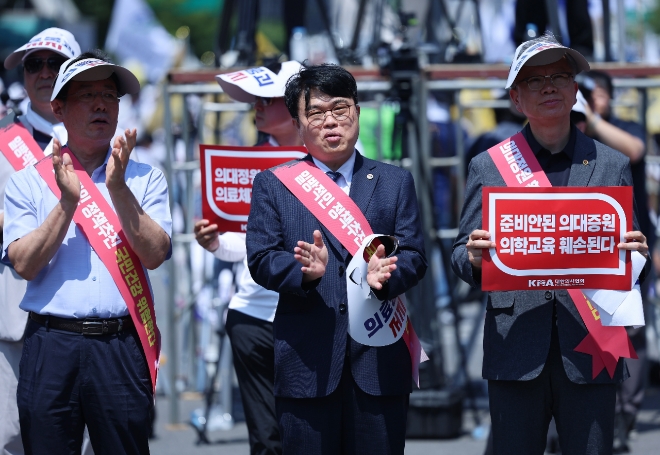 임현택 대한의사협회(의협) 회장이 18일 서울 영등포구 여의대로에서 열린 전국 의사 총궐기대회에 참석해 박수치고 있다. 사진=연합뉴스 