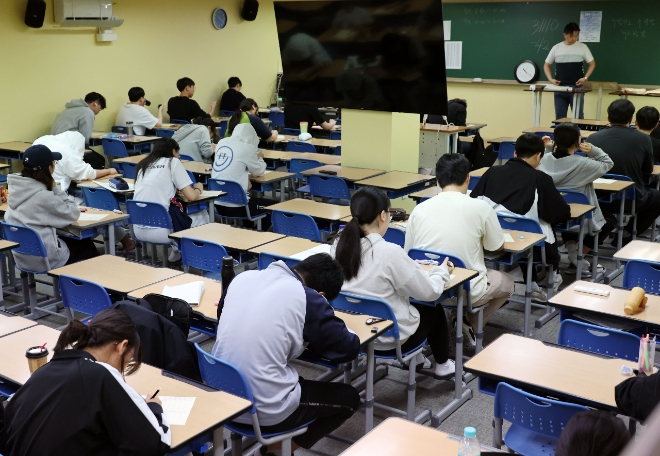 지난 4일 서울 양천구 목동종로학원에서 수험생들이 2025학년도 대학수학능력시험 교육과정평가원 6월 모의고사를 위해 시험지를 건네받고 있다. 사진은 기사 특정 내용과 관련 없음. 사진=연합뉴스 