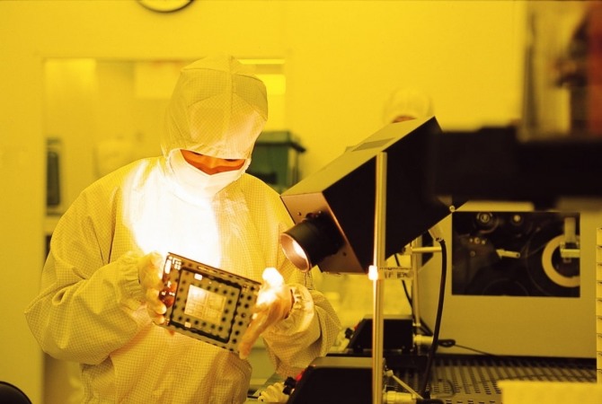 경기도 화성의 삼성전자 반도체공장 클린룸에서 삼성전자 직원이 웨이퍼 원판 위 회로를 만드는 데 쓰는 기판인 포토마스크를 점검하고 있다. 사진=삼성전자