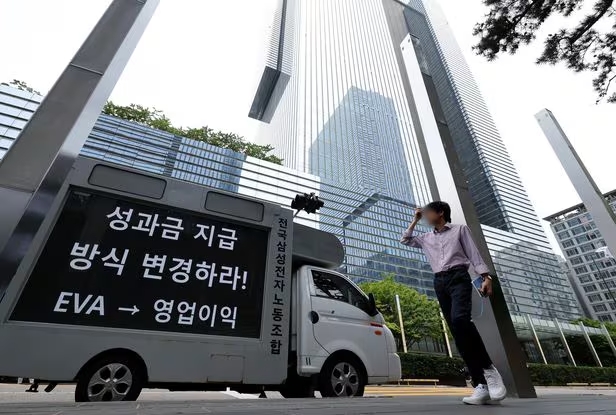 지난 7일 오후 서울 서초구 삼성전자 사옥 앞에 노조 측의 시위용 트럭이 세워져 있다. 사진=뉴스1