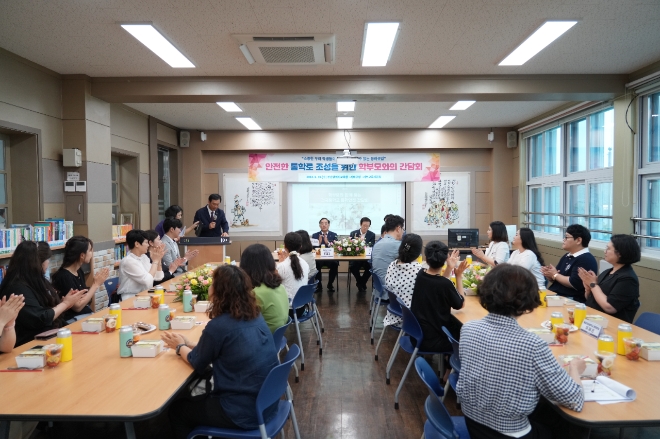 하윤수 부산교육감이 19일 오전 건국중학교에서 '통학안전 간담회'를 갖고 있다.  사진=부산교육청