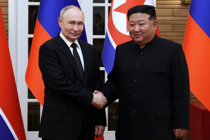 블라디미르 푸틴 러시아 대통령과 김정은 북한 국무위원장이 악수하고 있다.  사진=EPA/연합뉴스