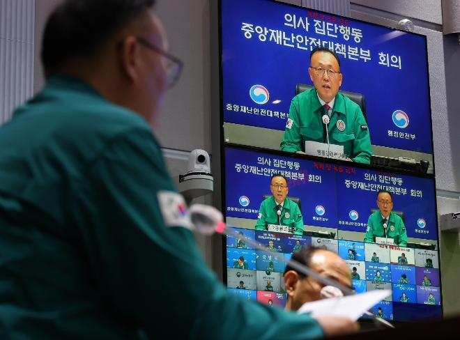 행정안전부 이한경 재난안전관리본부장이 20일 서울 종로구 정부서울청사에서 의사집단행동 중앙재난안전대책본부회의를 주재하고 있다. 사진=연합뉴스