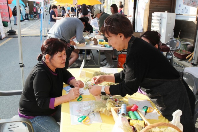 지난 4월, 강진읍 중앙로 상가에서 탄탄대로 축제가 열렸다.  / 전남 강진군=제공