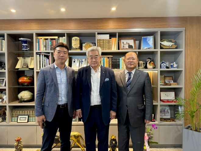 박용석(오른쪽) 충북보건과학대학교 총장과 조정원(가운데) 세계태권도연맹 총재가 19일 서울 중구 연맹 총재실에서 해외파견 협력을 약속한 뒤 기념촬영하고 있다. 사진=충북보건과학대 