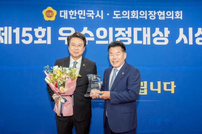 연규식 경북도의원이 ‘제15회 우수의정 대상’을 수상했다. 