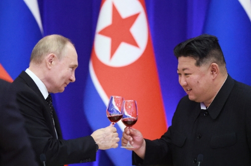 북한을 국빈 방문한 블라디미르 푸틴 러시아 대통령(왼쪽)과 김정은 북한 국무위원장이 19일 평양에서 열린 국빈 만찬 행사에서 건배하고 있다. 사진은 기사내용과 관계없음. 사진=로이터/연합뉴스
