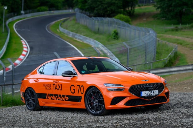 독일 뉘르부르크링에서 제네시스가 운영하는 G70 3.3T 트랙 택시. 사진=제네시스