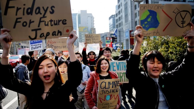 기후변화에 대한 대응을 촉구하는 집회에 참석한 일본의 Z세대 직장인들. 사진=로이터