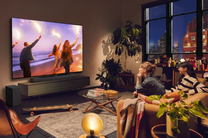 LG전자 모델들이 2024년형 LG 올레드 TV로 콘텐츠를 즐기고 있다. 사진=LG전자