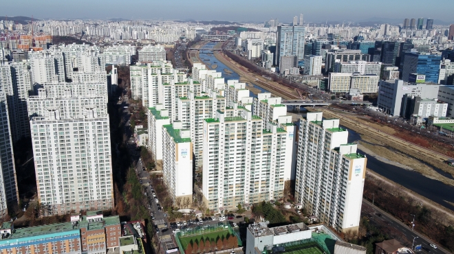 대형 건설사들이 노후 아파트 리모델링 사업 수주에 적극적으로 나서고 있다. 사진은 경기도 광명시 소재 철산한신아파트 전경. 사진=쌍용건설