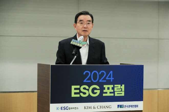 김윤 한국경제인협회 K-ESG 얼라이언스 의장(삼양홀딩스 회장)이 24일 열린 ESG포럼에서 인사말을 하고 있다. 사진=한국경제인협회