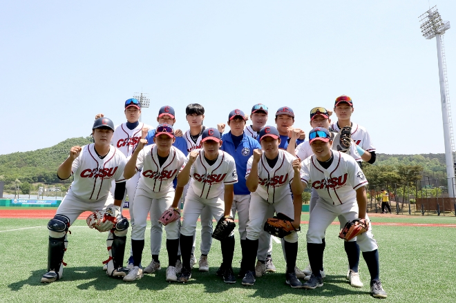 충북보건과학대학교 야구부가 24일 보은스포츠파크야구장에서 열린 제79회 전국대학야구선수권대회 첫 경깅에 앞서 기념촬영하고 있다. 팀은 이날 경기에서 웅지세무대에 3대1로 승리했다.사진=충북보건과학대