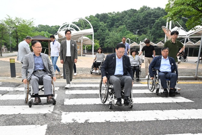 강수현 양주시장이 박재용 도의원과 이동약자 편의증진을 위한 수동휠체어 체험을 하고 있다. 사진=양주시