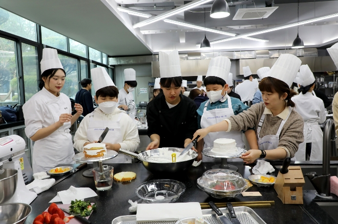 충북보건과학대학교 호텔제과음료과 학생들이 청원구의 다문화 가정을 대상으로 한 크리스마스 케이크 만들기 프로그램을 진행하고 있다. 사진=충북보건과학대 