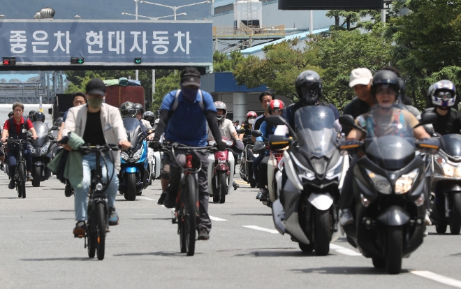 현대자동차 울산공장 명촌정문으로 직원들이 오토바이를 타고 퇴근하고 있다. 사진=연합뉴스