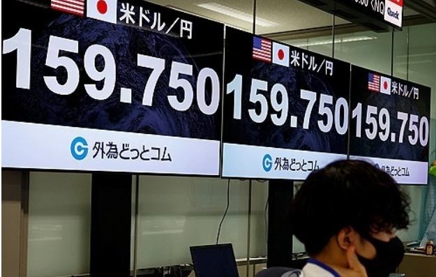2024년 6월 24일 일본 도쿄의 외환거래 회사 딜링룸에 표시된 미국 달러에 대한 엔화 환율. 사진=로이터/연합뉴스