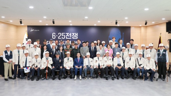 안산시의회 의원들이 25일 안산시 보훈회관에서 열린 6.25전쟁 제74주년 행사에 참석했다. 사진은 이날 행사를 마치고 기념 촬영에 임하고 있는 참석자들의 모습. 사진=안산시의회