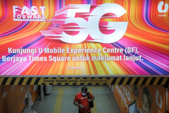 지난 2022년 말레이시아 쿠알라룸푸르에서 U 모바일 통신사의 5G 네트워크 광고가 게재돼 있다. 사진=로이터
