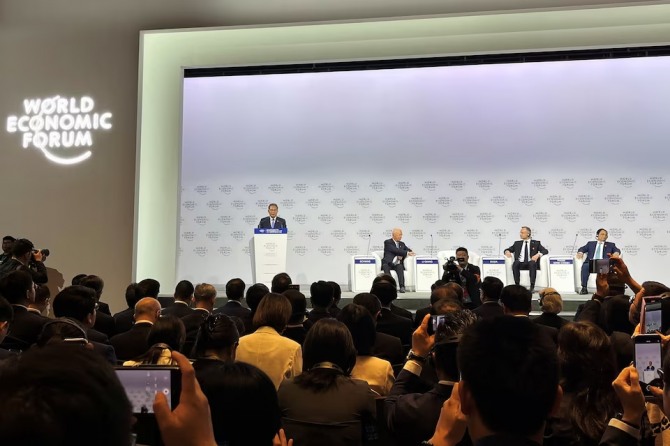 리창 중국 총리가 25일(현지시간) 다롄에서 열린 세계경제포럼(WEF) 하계 연차총회 개막식에서 기조연설을 하고 있다. 사진=로이터