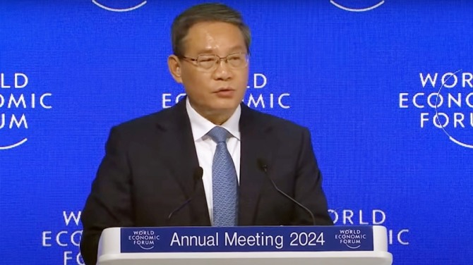 리창(Li Qiang) 중국 총리가 25일 중국 다롄에서 열린 세계경제포럼(World Economic Forum)에서 발언하고 있다. 사진=세계경제포럼