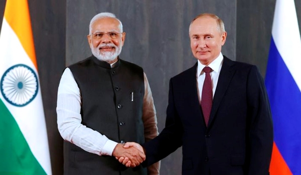 나렌드라 모디 인도 총리(왼쪽)와 블라디미르 푸틴 러시아 대통령이 2022년 9월 우즈베키스탄 사마르칸트에서 열린 상하이협력기구 회의에서 정상 회담 기념 촬영을 하고 있다. 사진=AP통신, 뉴시스