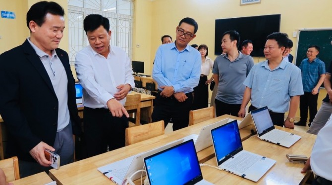LG전자가 베트남 하이퐁시 학교에 중고 노트북 60대를 기증했다.