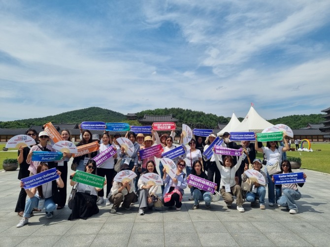 안산시는 지난 25일 충남 부여 일원에서 내·외국인이 함께하는 문화 체험‘한국의 흥, 맛, 멋’을 진행했다. 사진=안산시