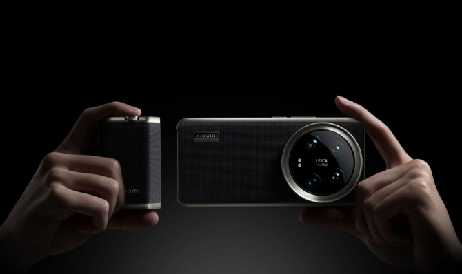 샤오미 14 울트라 스마트폰에 포토그래피 키트(왼쪽)를 부착하는 모습. 카메라 셔터와 줌 조절 다이얼, 이미지 전송 및 충전을 위한 USB-C 단자, 1500mAh 배터리 등이 포함돼 있다. 사진=샤오미