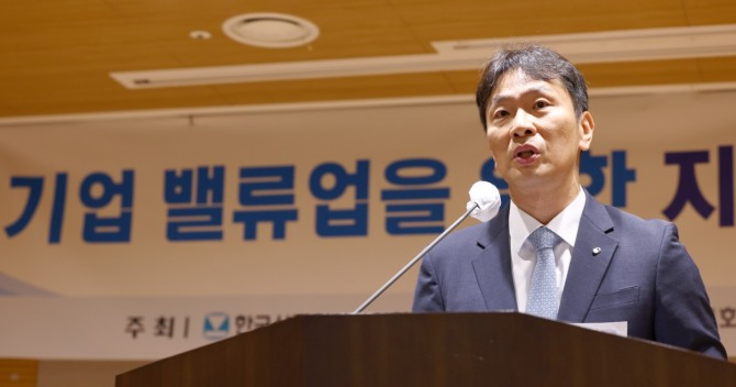 이복현 금감원장이 26일 서울 마포구 상장회사회관에서 열린 기업 밸류업을 위한 지배구조 개선 세미나에서 축사하고 있다. 사진=뉴시스