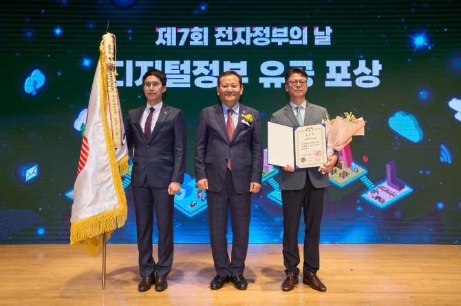 김승현 동서발전 정보보안처장(오른쪽)이 이상민 행정안전부 장관(가운데)으로부터 국무총리 표창을 받은 후 기념 촬영을 하고 있다. /사진=동서발전