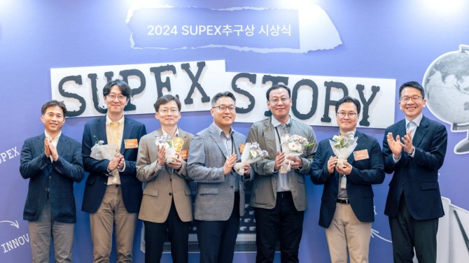 지난 6월 5일 SK그룹 ‘2024 SUPEX추구 대상’ 수상자들과 최고경영진이 포즈를 취하고 있다. 왼쪽부터 SK하이닉스 곽노정 CEO, 박명재 부사장, 박문필 부사장, 이규제 부사장, 정창손 팀장, 김귀욱 팀장, SK그룹 SUPEX추구협의회 최창원 의장. 사진=SK하이닉스