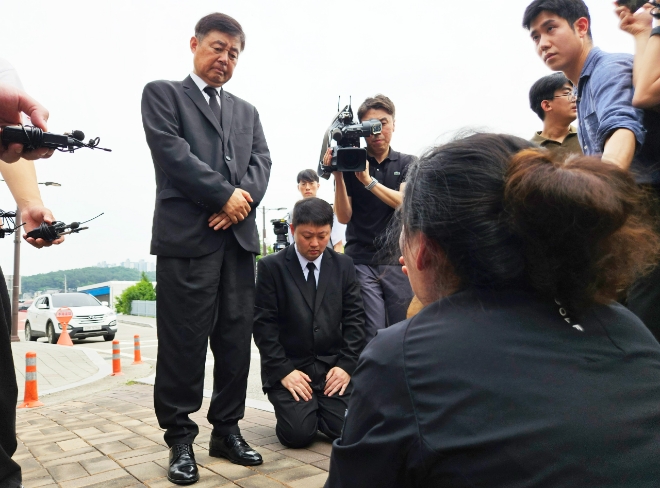 27일 오후 박순관 아리셀 대표와 박중언 총괄본부장이 경기도 화성시 모두누림센터에서 아리셀 공장 화재 희생자 유가족을 만나 사죄하고 있다. 사진=연합뉴스