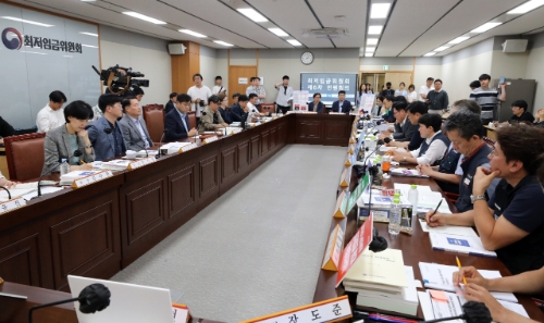 최저임금 법정 심의 기한인 27일 오후 정부세종청사 최저임금위원회 회의실에서 제6차 전원회의가 열리고 있다. 사진=연합뉴스