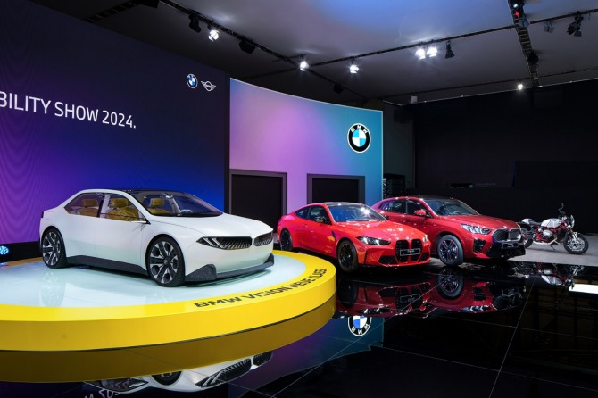 (왼쪽부터) 비전 노이어 클라쎄, M4, iX2, M 1000 XR 사진=BMW그룹코리아